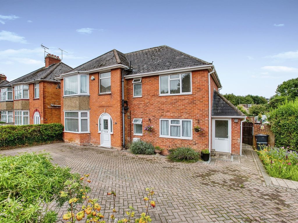 5 bed detached house for sale in Highfield Road, Yeovil BA21, £450,000