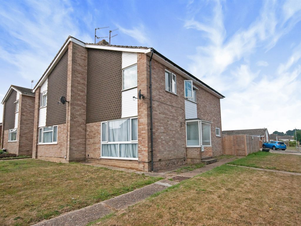 3 bed semidetached house for sale in Laburnum Green, Hailsham BN27