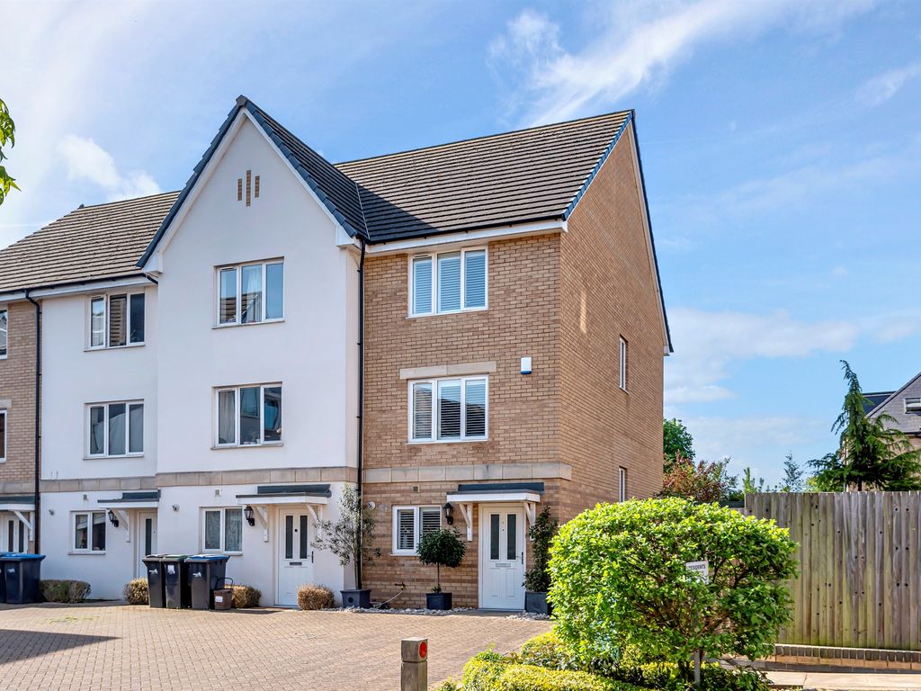 4 bed town house for sale in Beckwith Close, Enfield EN2 Zoopla