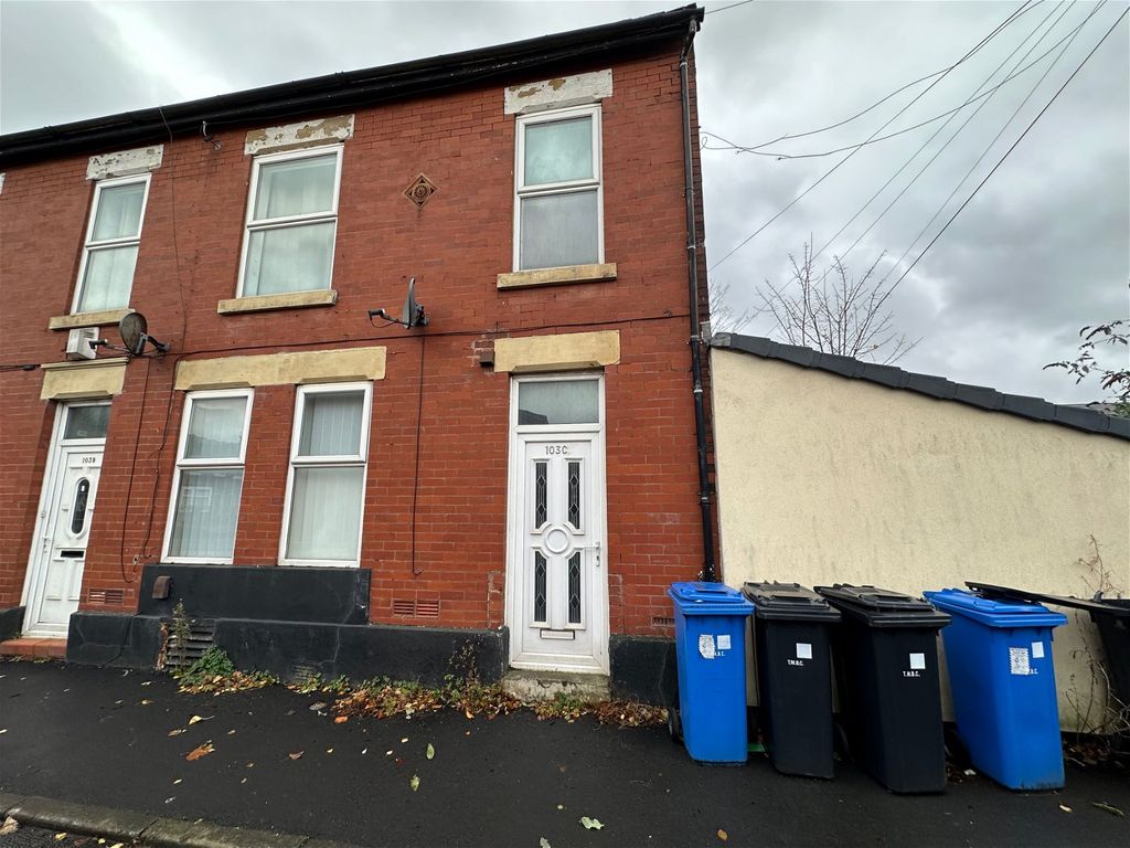 2 bed flat to rent in Hyde Road, Denton, Manchester M34, £725 pcm Zoopla