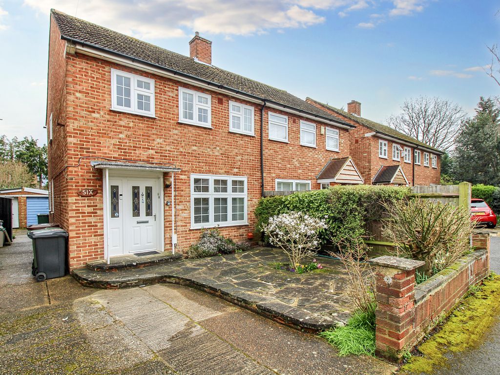 3 bed semidetached house for sale in Whitmores Close, Epsom KT18, £