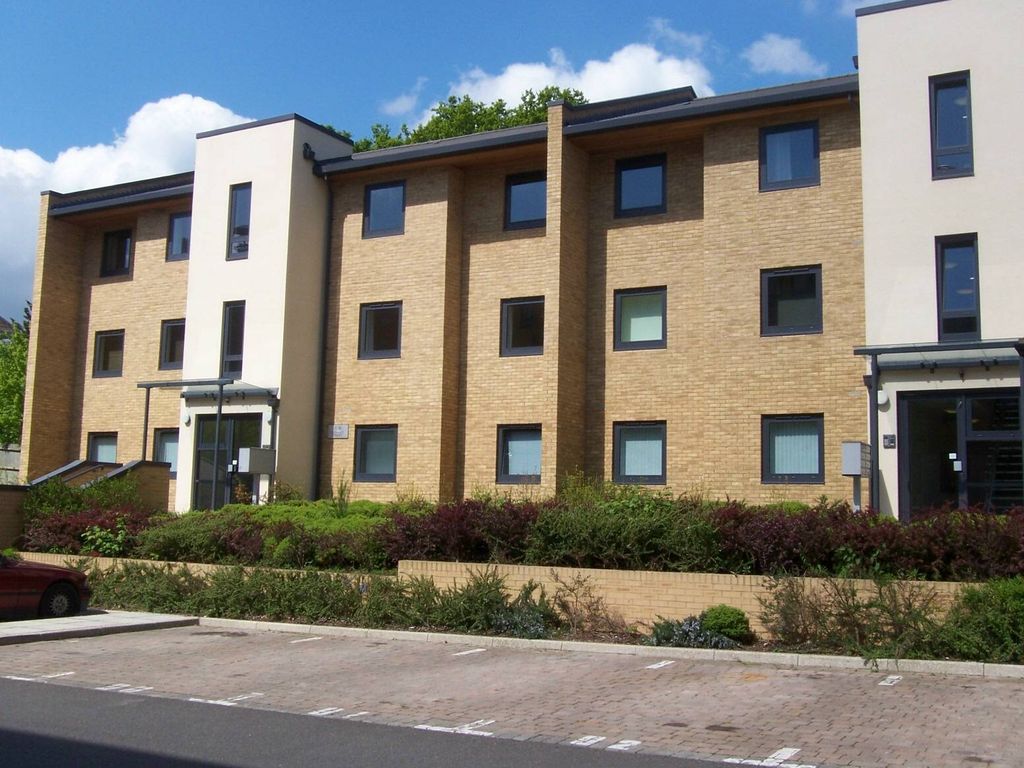 1 bed flat to rent in Victoria Way, Horsell, Woking GU21, £1,350 pcm