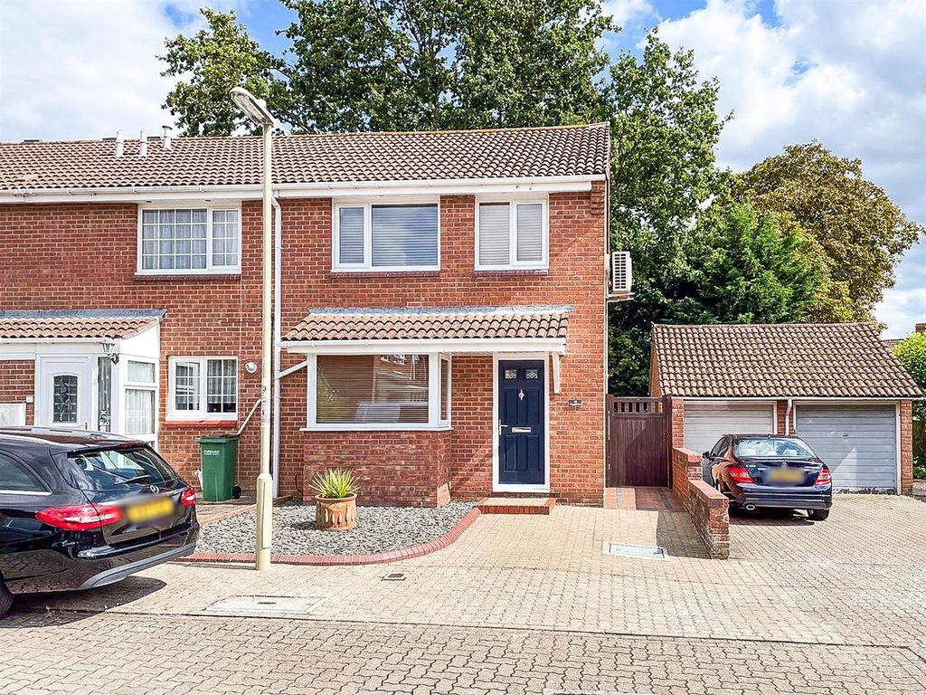 3 bed end terrace house for sale in Wagtail Way, Fareham PO16, £325,000