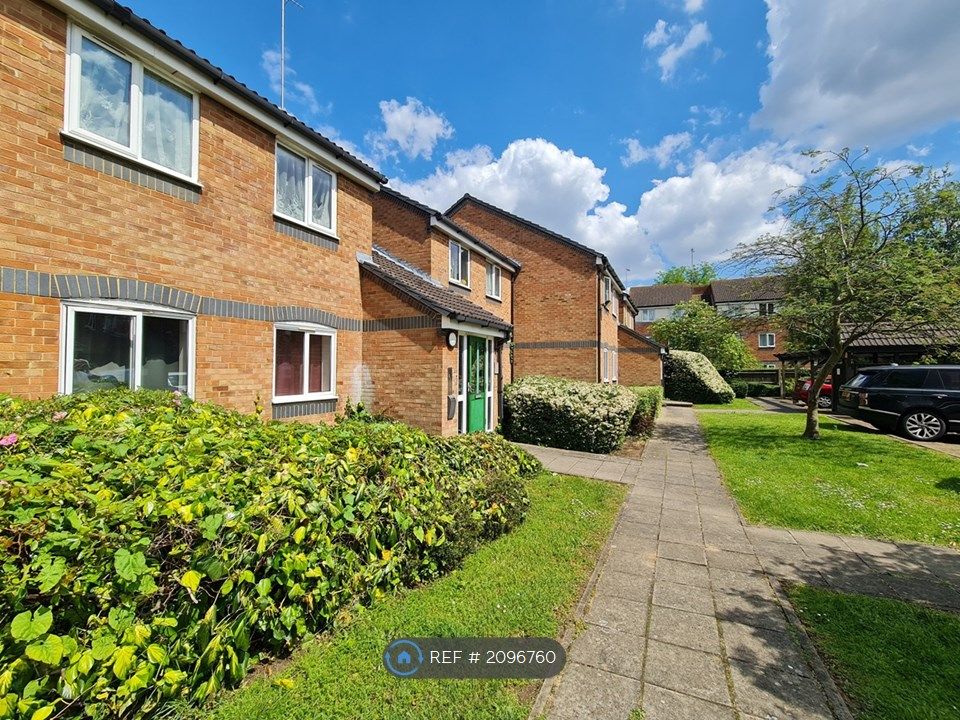 2 bed flat to rent in Frensham Close, Southall UB1, £1,545 pcm Zoopla