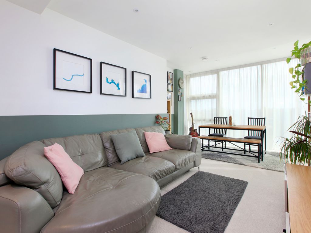 2 bed flat for sale in Trafalgar House, Juniper Drive, London SW18, £