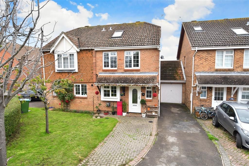 4 bed semidetached house for sale in Derwent Close, Littlehampton, West Sussex BN17, £375,000