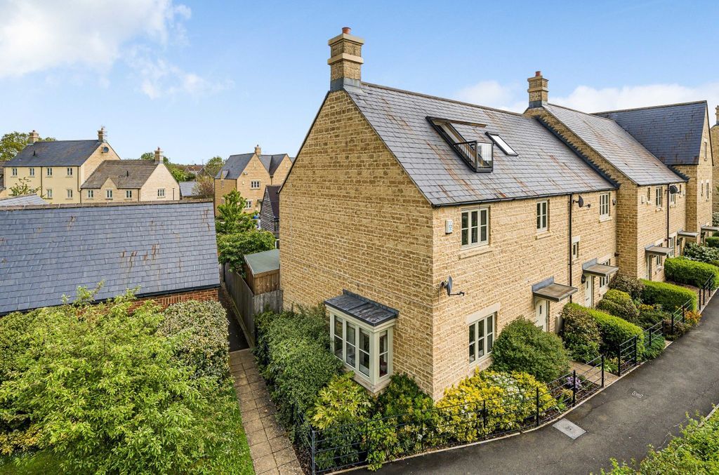 4 bed semidetached house for sale in Matthews Walk, Cirencester GL7