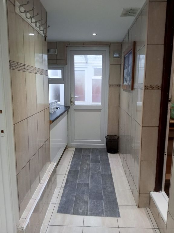 Studio to rent in Basildon Avenue, Clayhall, Barkingside, Ig6 IG5, Ig4