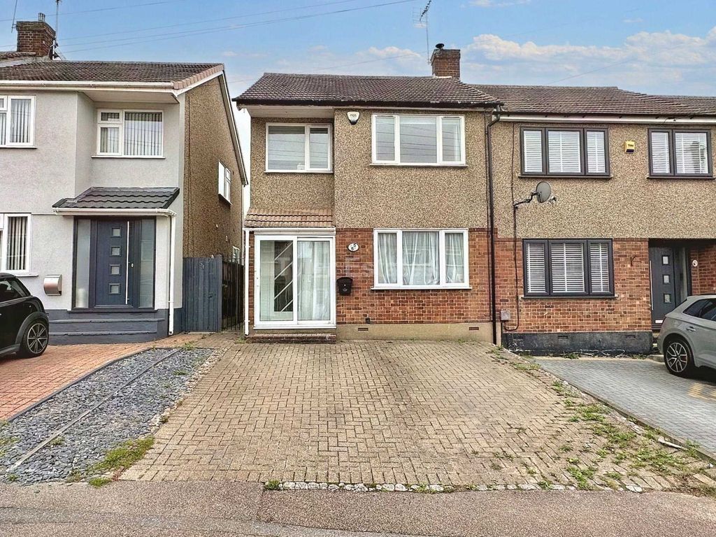 3 bed end terrace house for sale in Passingham Ave, Billericay CM11, £