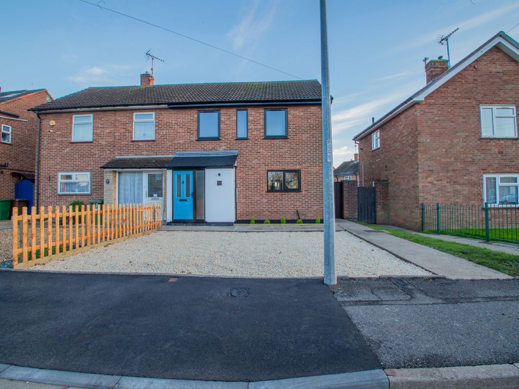 3 bed semidetached house for sale in Avon Court, Gunthorpe