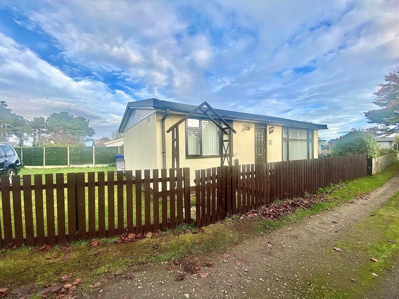 3 bed property for sale in Humberston Fitties, Humberston, Grimsby DN36