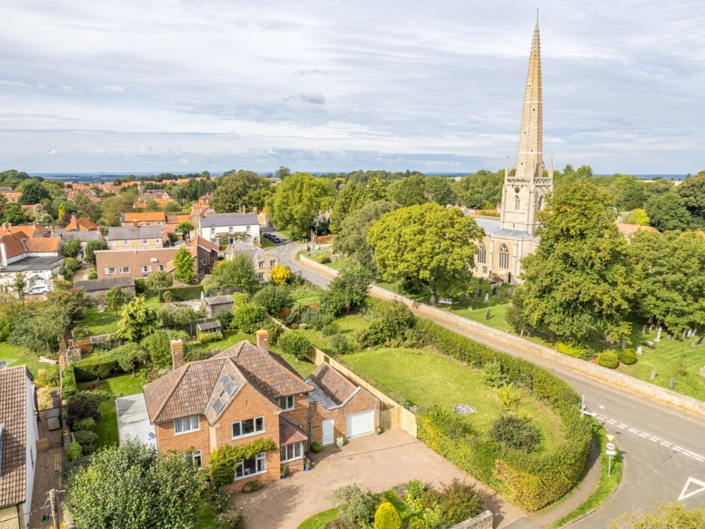 4 bed detached house for sale in Old Lincoln Road, Caythorpe, Grantham