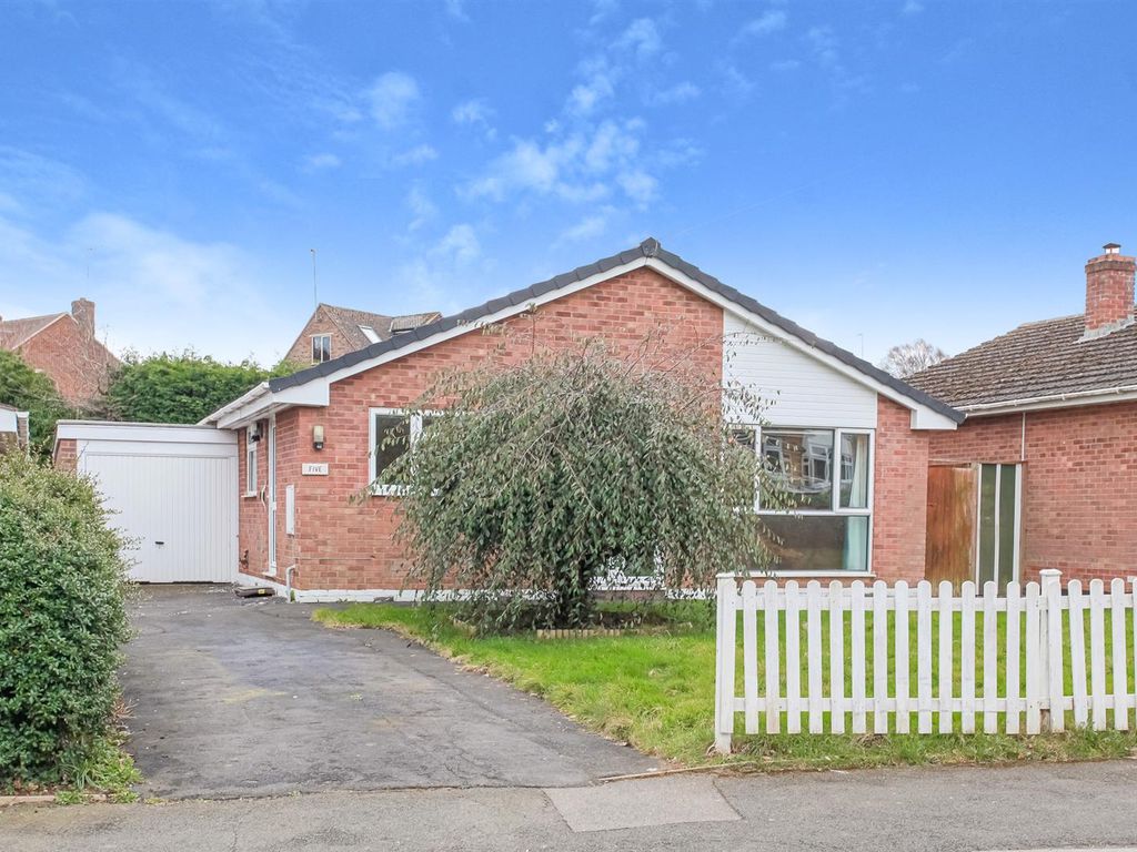 3 bed detached bungalow for sale in Brantwood Rise, Banbury OX16, £