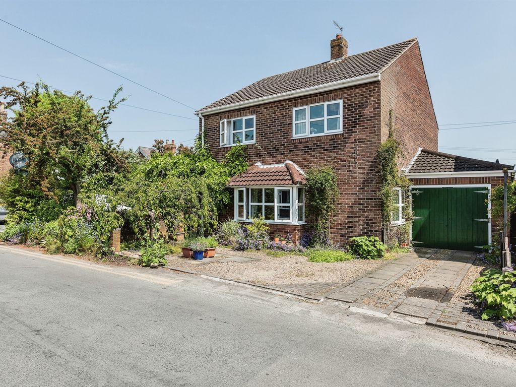 4 bed detached house for sale in Vicar Lane, Eastrington, Goole DN14, £