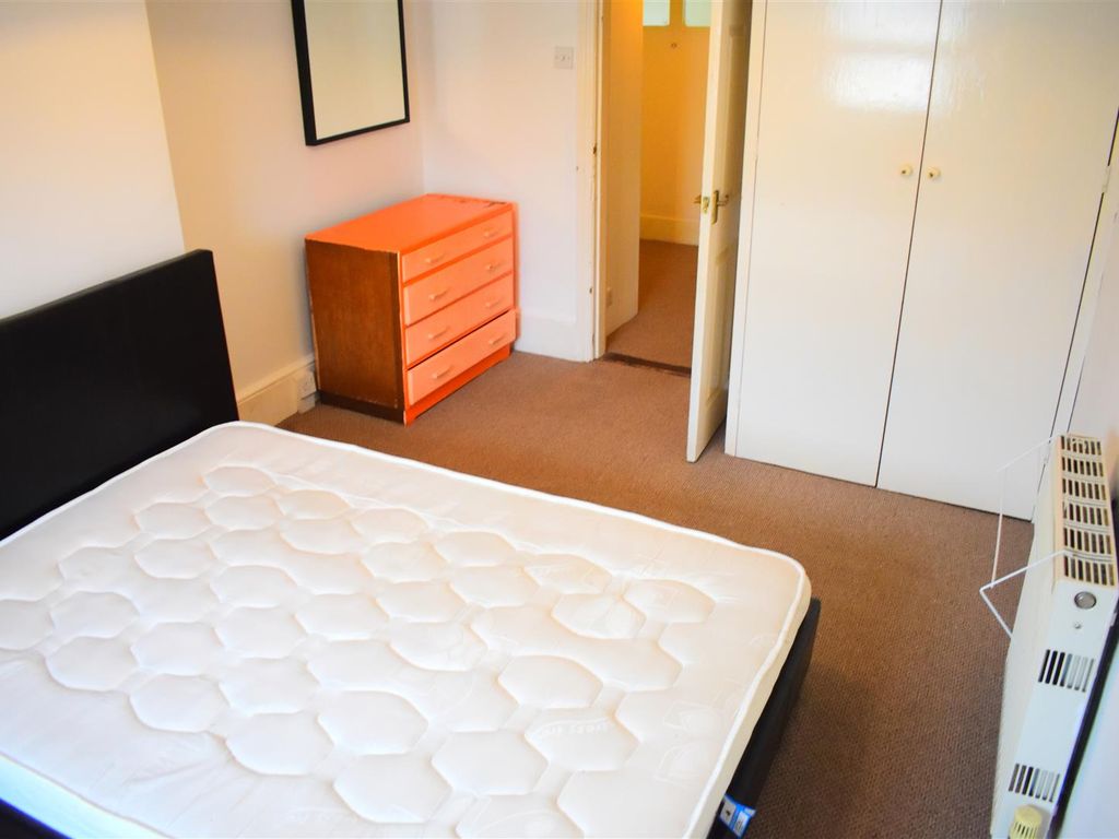 2 bed flat to rent in Elphinstone Road, Southsea PO5, £950 pcm Zoopla