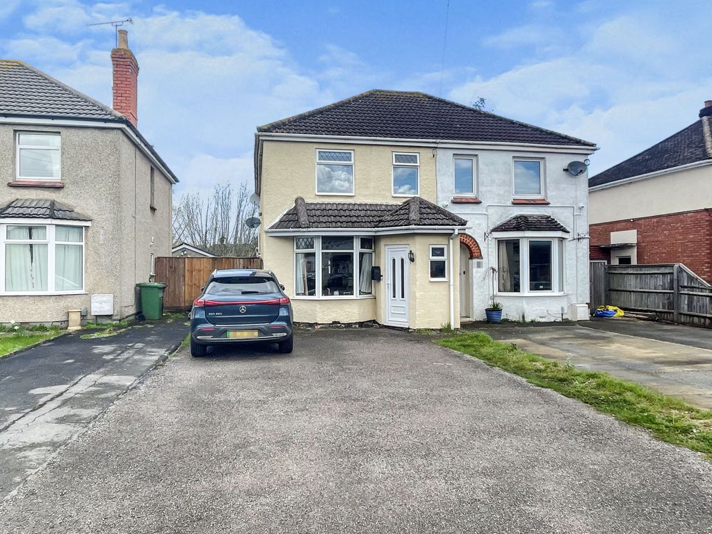 3 bed semidetached house for sale in Kingsdown Road, Stratton, Swindon