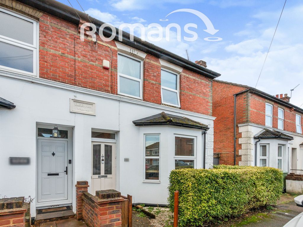 3 bed semidetached house to rent in Stone Street, Aldershot GU12, £