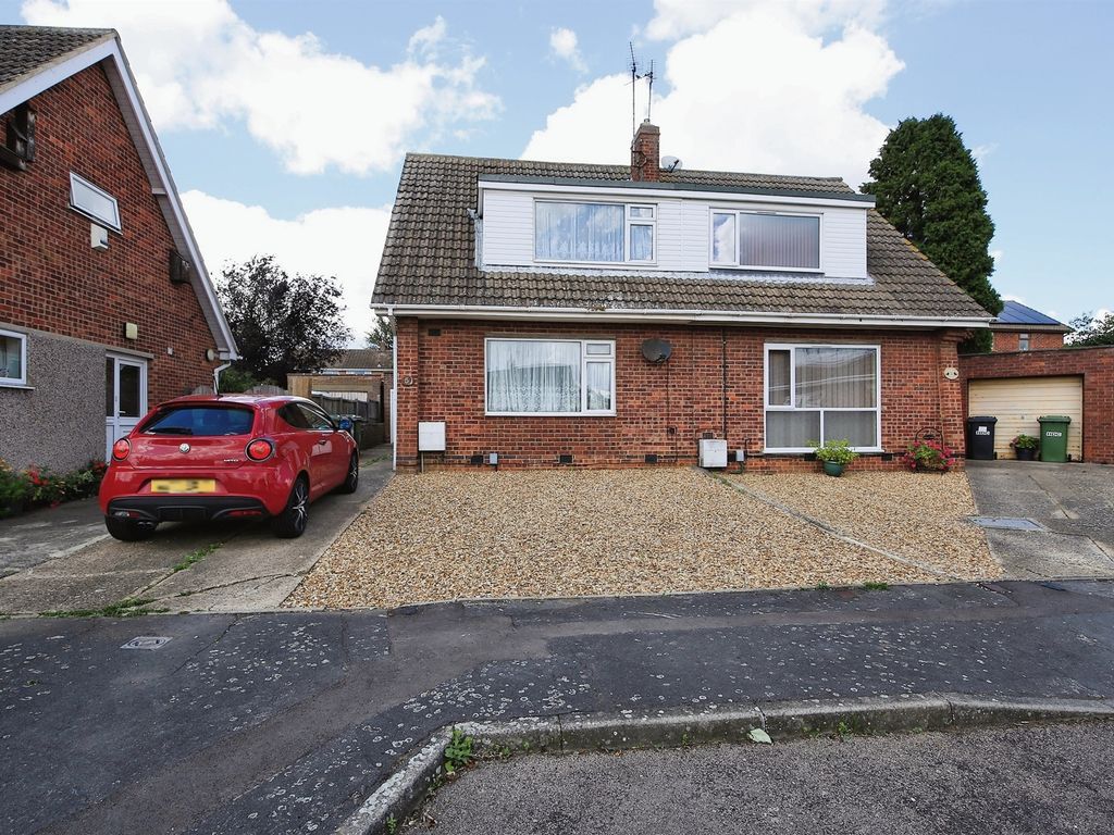 3 bed semidetached house for sale in Litchfield Close, Yaxley