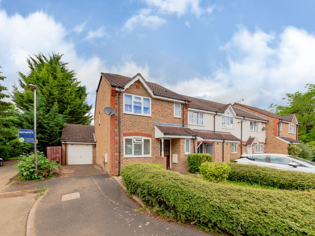 3 bed semidetached house for sale in Blackthorn Close, Earley, Reading
