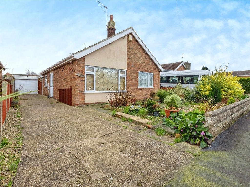2 bed bungalow for sale in The Close, Sturton By Stow, Lincoln