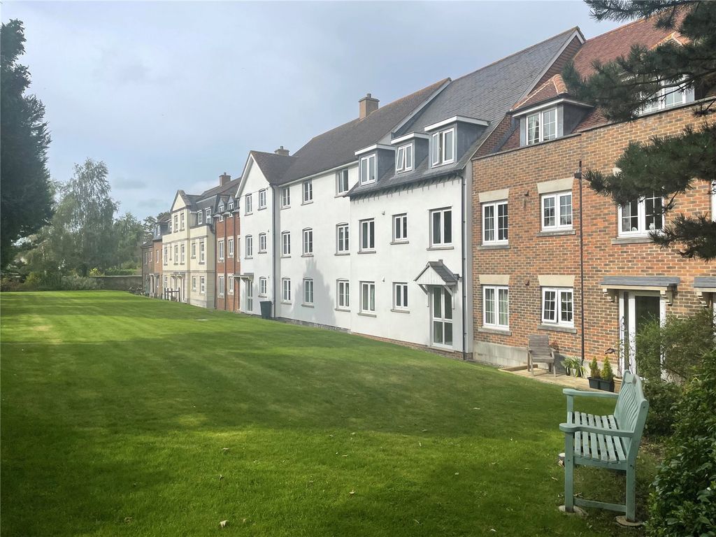 1 bed flat for sale in Saxon Court, Wessex Way, Bicester, Oxfordshire