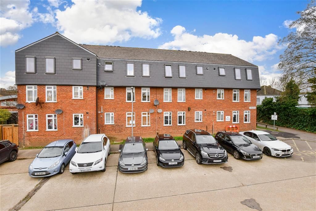 2 bed flat for sale in Limes Avenue, Chigwell, Essex IG7, £275,000 Zoopla