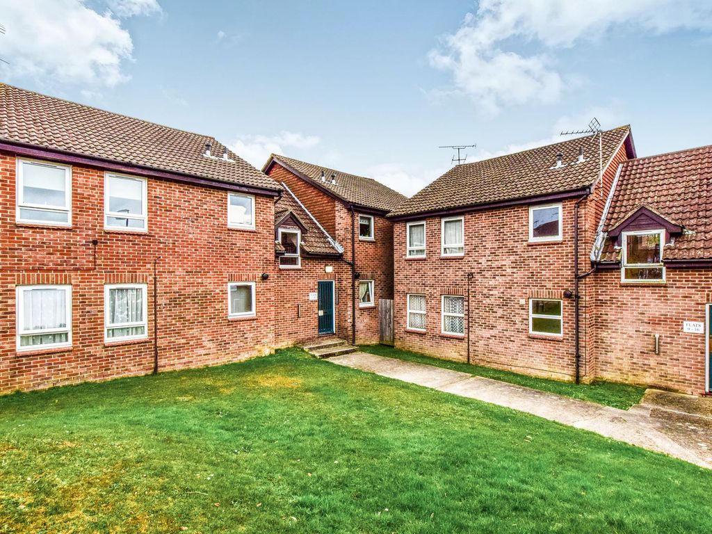 1 bed flat to rent in Southbrook, Silver Birch House Southbrook RH11, £