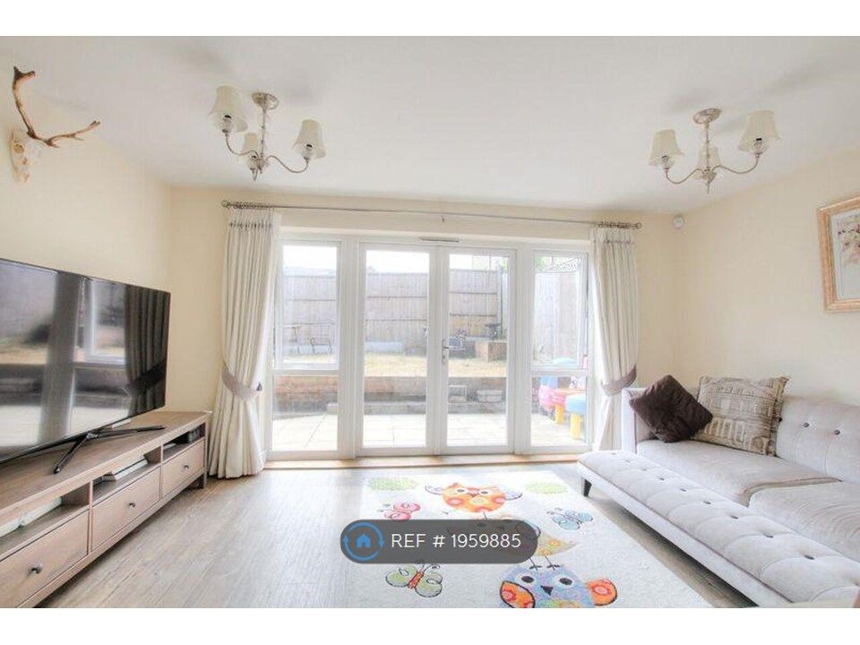 3 bed detached house to rent in Blackberry Way, Hemel Hempstead HP2, £