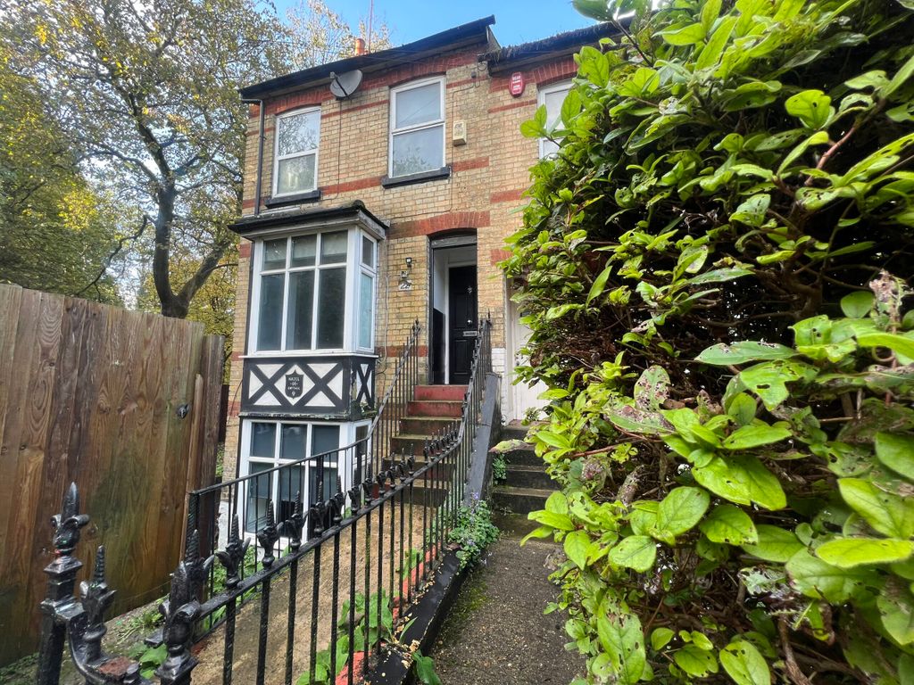 3 bed end terrace house for sale in Gladstone Avenue, Luton LU1, £