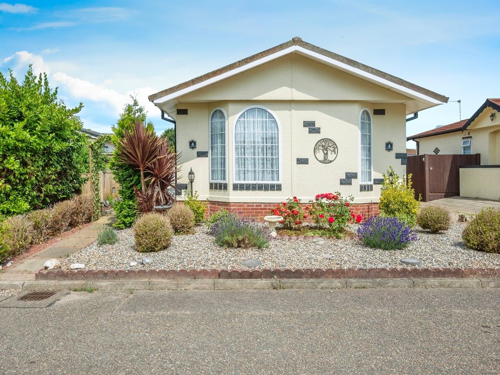 2 bed mobile/park home for sale in Sunninghill Close, Bradwell, Great