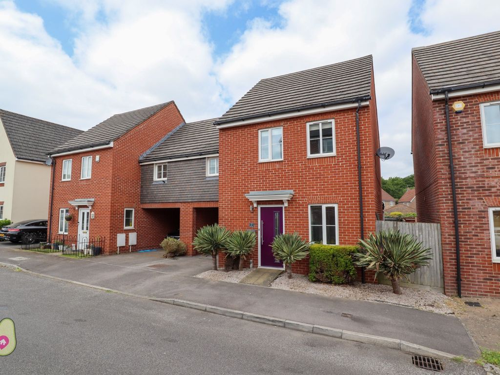 3 bed linkdetached house for sale in Fawn Drive, Aldershot, Hampshire