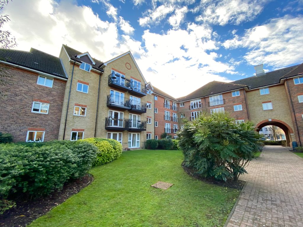 2 bed flat to rent in Willow View, Crane Mead, Ware SG12, £1,400 pcm