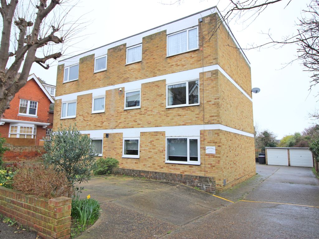 1 bed flat for sale in Cuthbert Road, WestgateOnSea CT8, £170,000