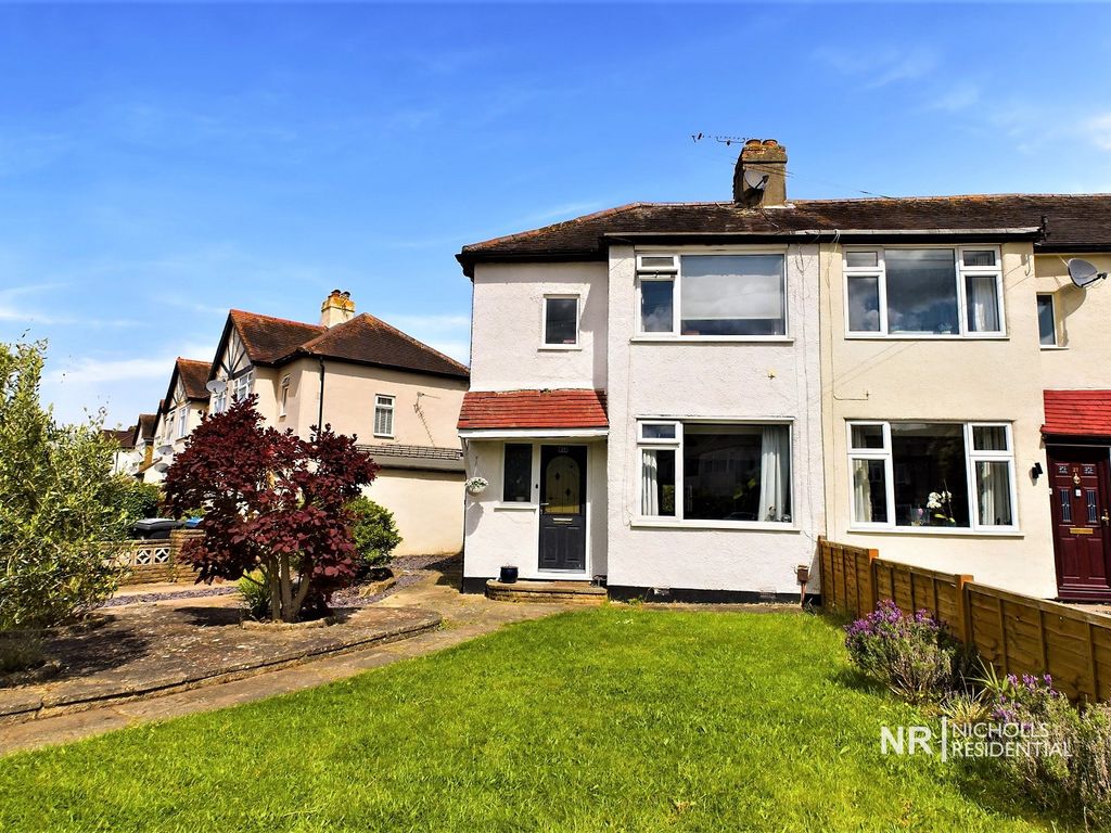 3 bed end terrace house for sale in Maltby Road, Chessington, Surrey