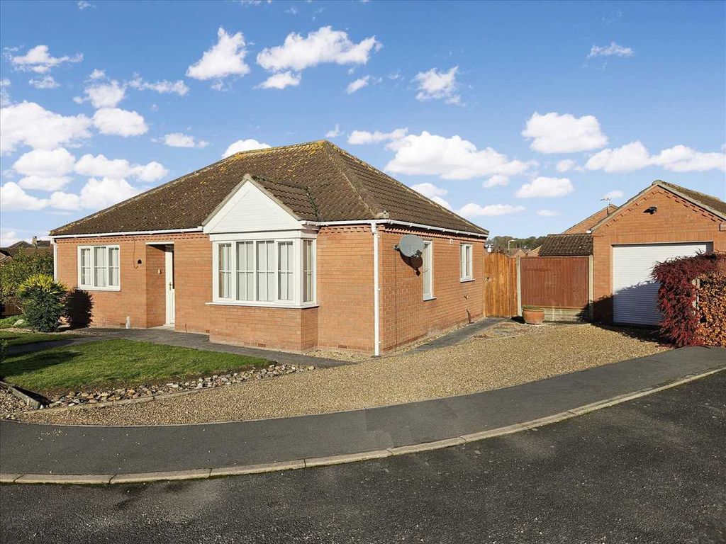 3 bed bungalow for sale in Jubilee Close, Coningsby, Lincoln LN4, £
