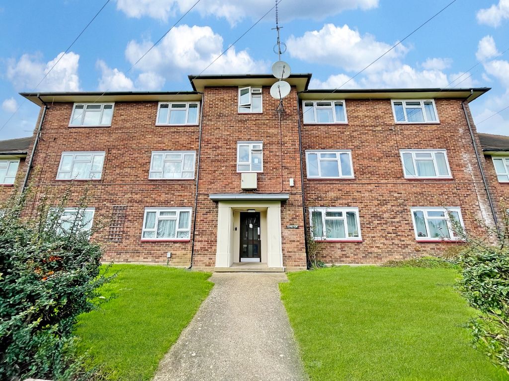 2 bed flat for sale in Bloomfield Avenue, Luton, Bedfordshire LU2, £