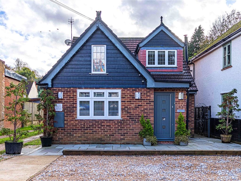4 bed detached house for sale in Toms Lane, Kings Langley
