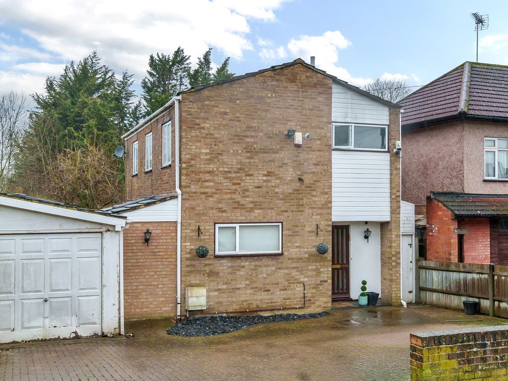 3 bed detached house for sale in Kenilworth Road, Edgware, Greater