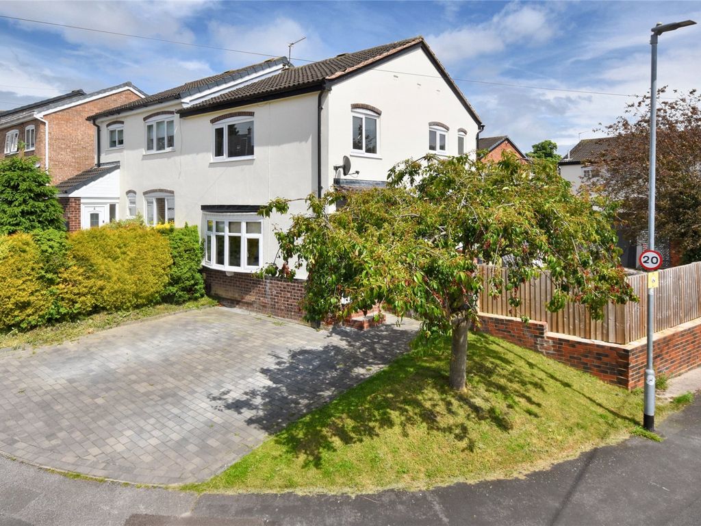 3 bed semidetached house for sale in Greenfield Garth, Kippax, Leeds