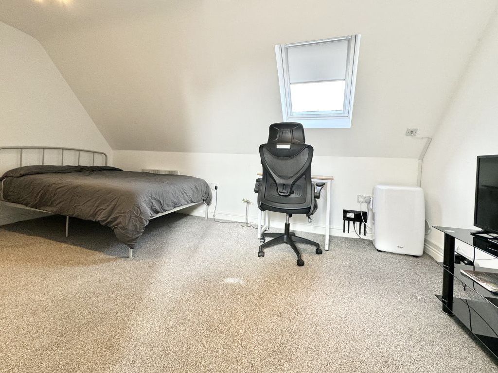 Studio to rent in Herschel Street, Slough SL1, £875 pcm Zoopla