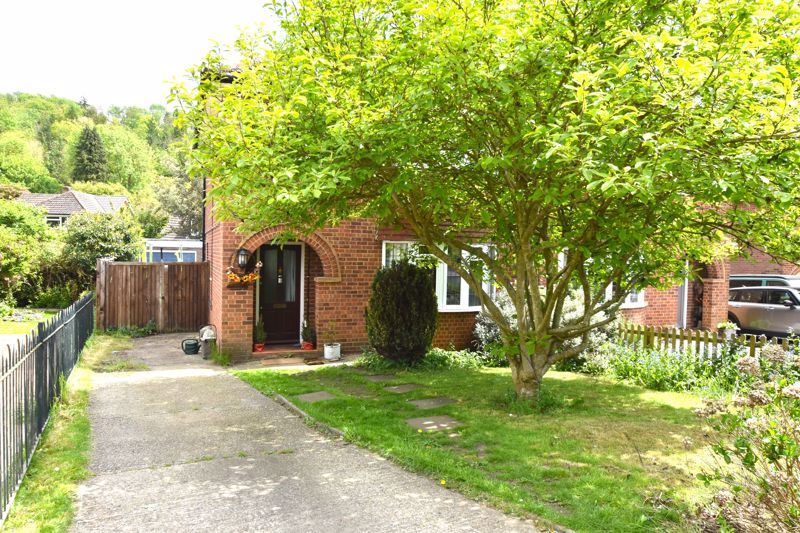 3 bed property for sale in Valley Road, Hughenden Valley, High