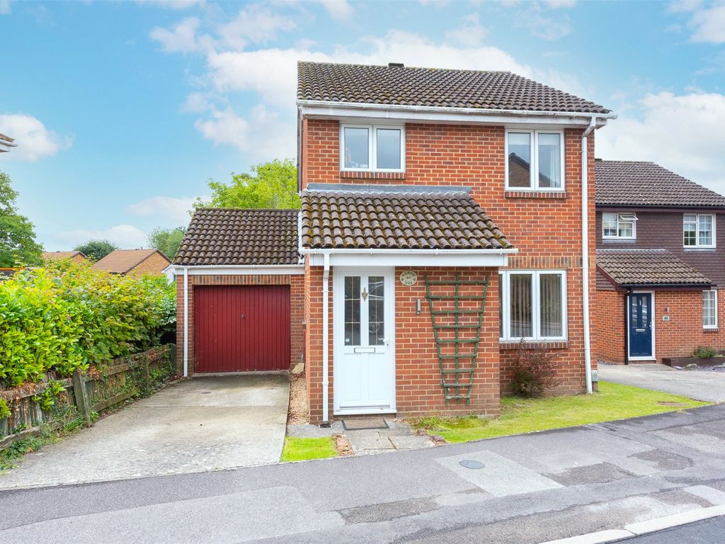 3 bed detached house for sale in Farnborough, Hampshire GU14, £450,000