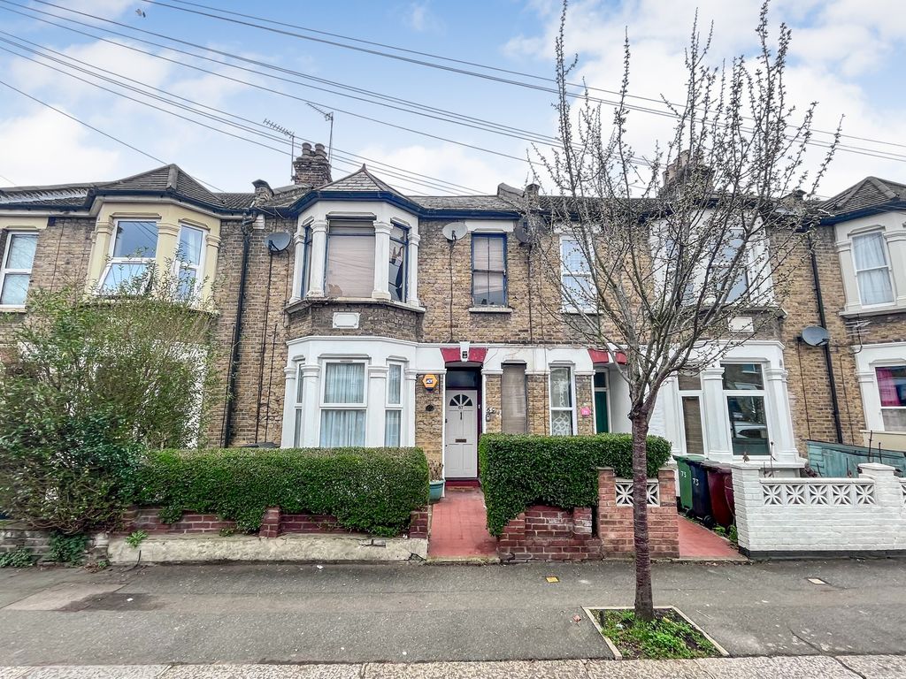 3 bed flat for sale in Newport Road, London E10 Zoopla