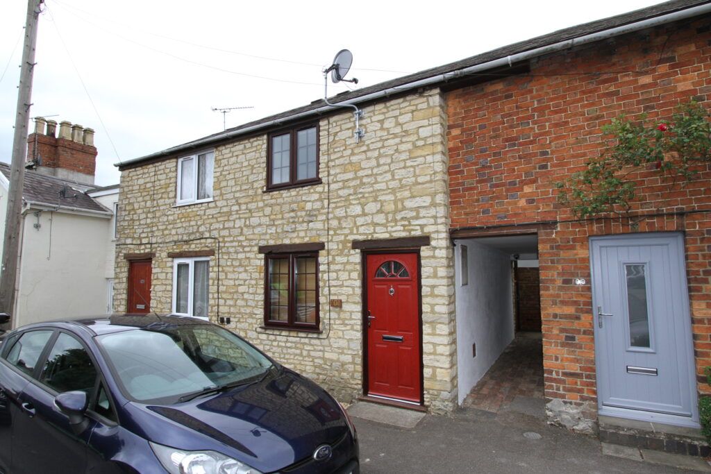 1 bed terraced house to rent in Manor Road, Brackley, Northamptonshire