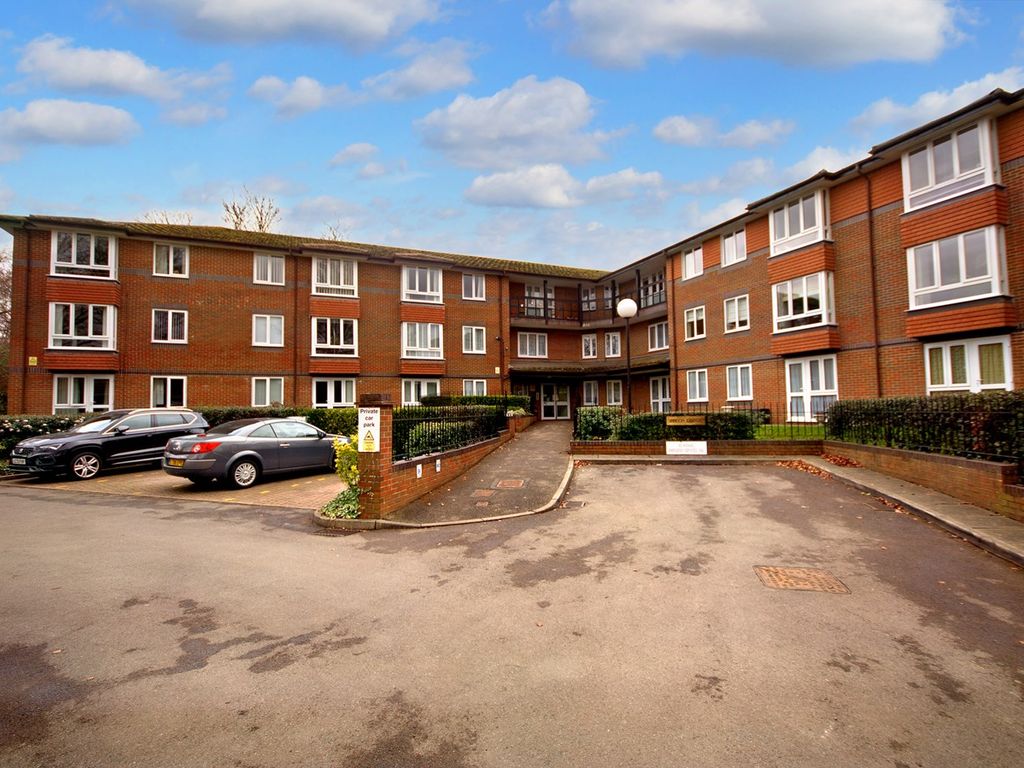 1 bed property for sale in Farm Close, StainesUponThames TW18 Zoopla