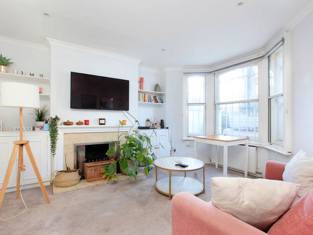 1 bed flat to rent in Queenstown Road, Battersea, London SW8, £1,900