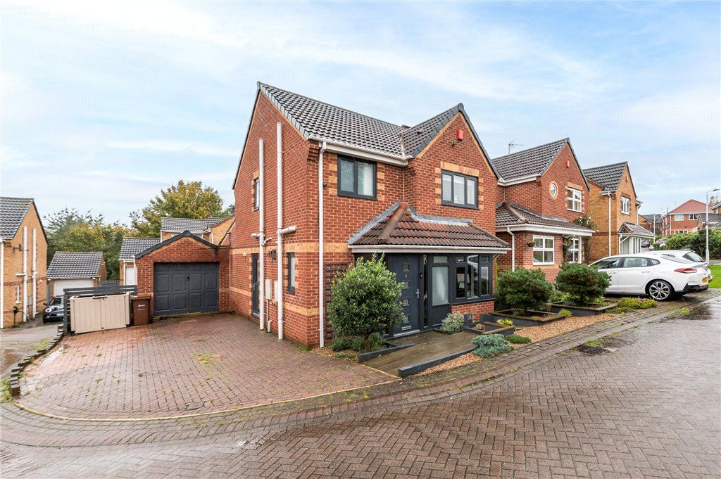 4 bed detached house for sale in Roseate Green, Morley, Leeds, West