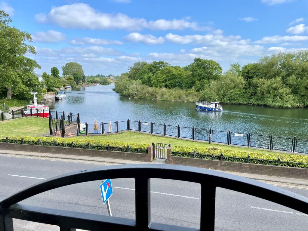 2 bed flat for sale in Russell Road, Shepperton, Surrey TW17, £450,000