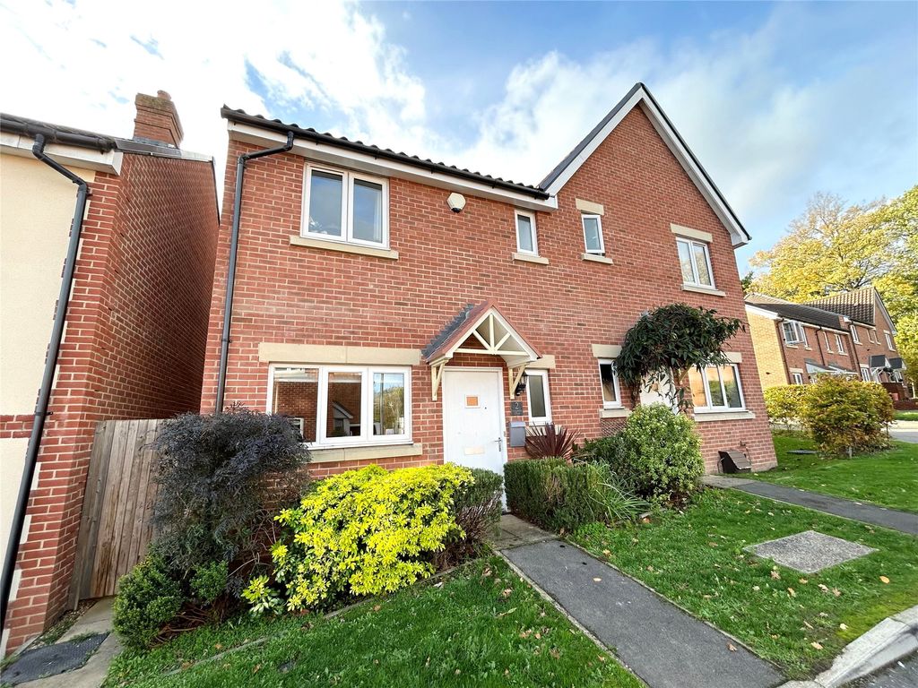 3 bed semidetached house to rent in Hampshire Close, Wokingham