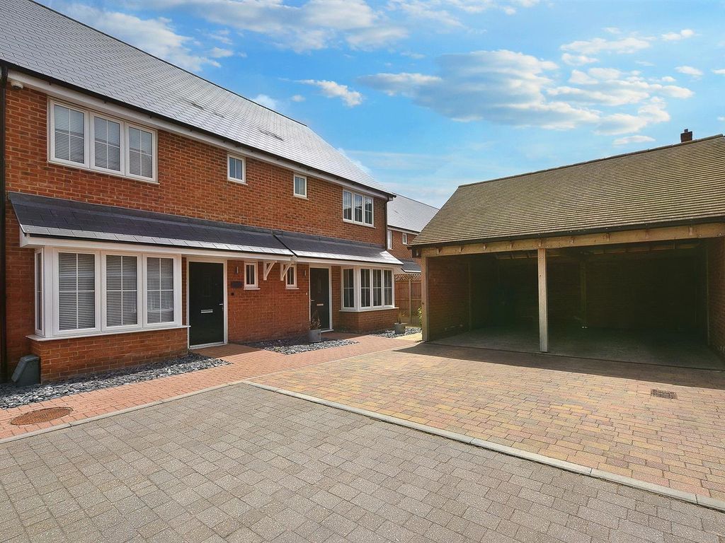 3 bed semidetached house for sale in Foundry Close, Wouldham